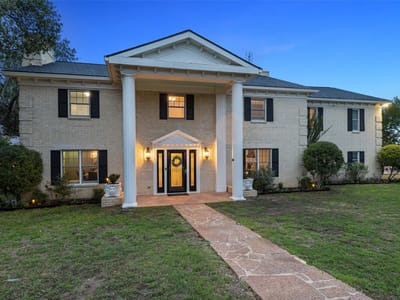 Living area at 17700 N Rim Dr - 5 bed 3 bath home