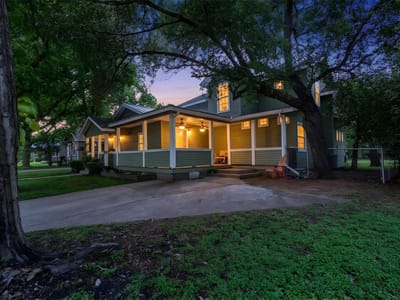 Living area at 1806 Eubank ST - 4 bed 3 bath home