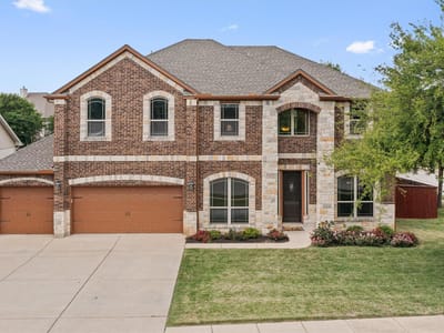 Living area at 200 Lake Livingston Dr - 5 bed 3 bath home