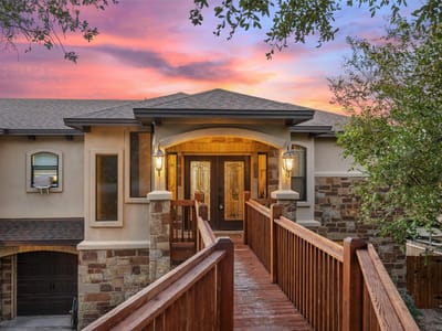 Living area at 20914 High Dr - 5 bed 3 bath home