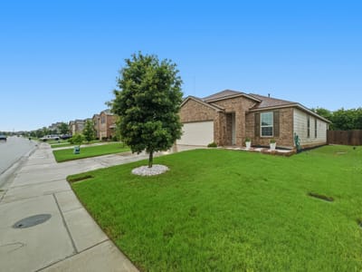 Living area at 2124 Cliffbrake WAY - 3 bed 2 bath home