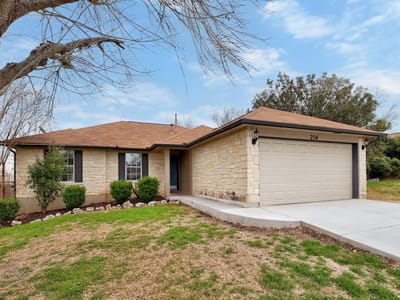 Living area at 214 Crystal Knoll BLVD - 4 bed 2 bath home