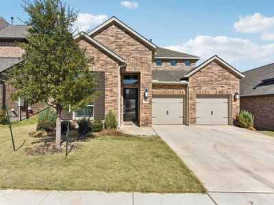 Living area at 225 Ashmore Ln - 4 bed 3 bath home