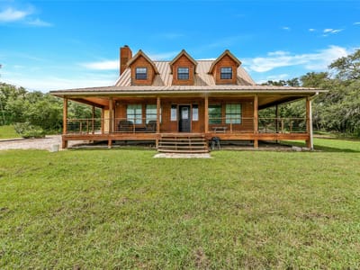Living area at 2581 County Road 156 - 3 bed 3 bath home
