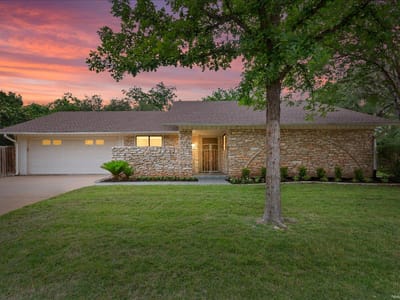 Living area at 2605 Gabriel View DR - 4 bed 2 bath home