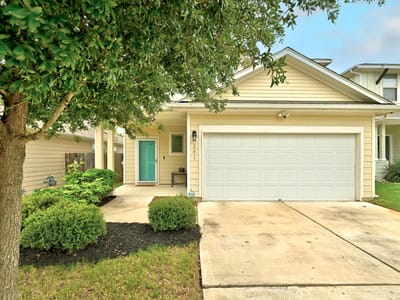 Living area at 281 Guemal Rd - 3 bed 2 bath home