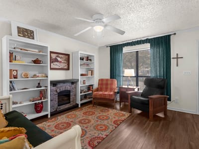 Living area at 3008 Whisper Oaks LN Unit #B - 2 bed 1 bath home