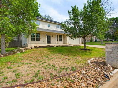 Living area at 302 Deepwood Dr - 3 bed 2 bath home