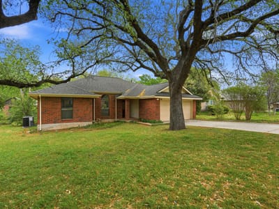 Living area at 306 Woodstone DR - 3 bed 2 bath home