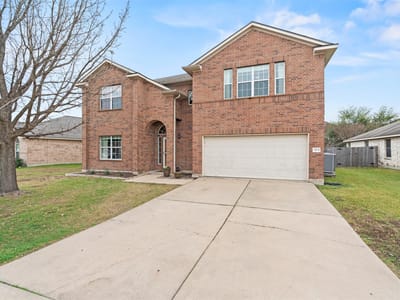 Living area at 315 Swenson Dr - 5 bed 3 bath home