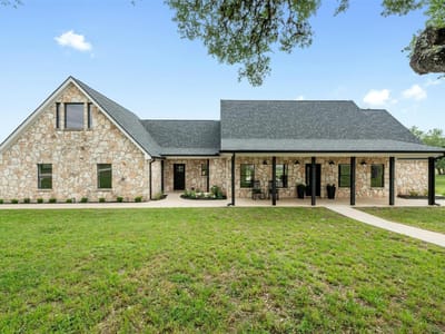 Living area at 333 Stallion Ln - 4 bed 3 bath home