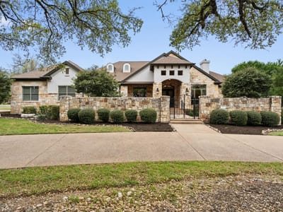 Living area at 401 River Chase Blvd - 3 bed 3 bath home