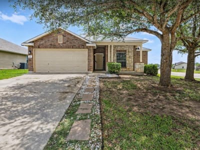 Living area at 417 Bandara Woods Blvd - 3 bed 2 bath home