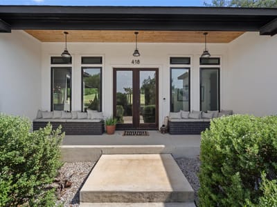 Living area at 418 Venture BLVD - 4 bed 4 bath home