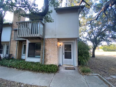 Living area at 4204 HUDSON BEND RD Unit #A - 2 bed 1 bath home