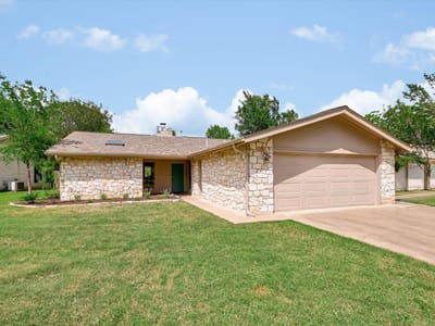 Living area at 4806 Canyonbend CIR - 3 bed 2 bath home