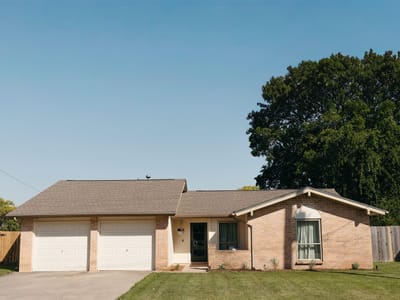 Living area at 506 E Central DR - 3 bed 2 bath home