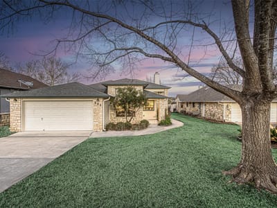 Living area at 609 E Briarway Dr - 3 bed 2 bath home