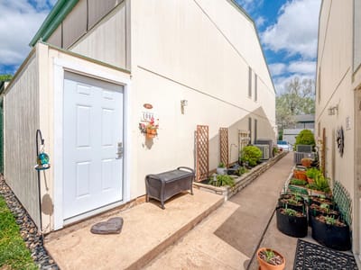 Living area at 6718 Silvermine Dr Unit #1004 - 2 bed 1 bath home