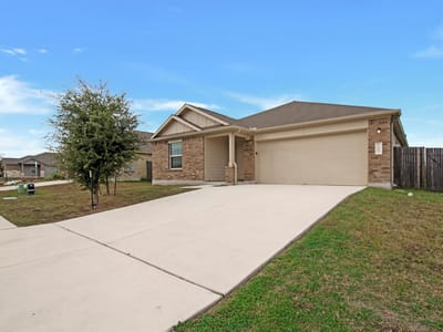 Living area at 703 Bluejack WAY - 4 bed 2 bath home
