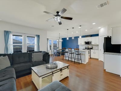 Living area at 725 Pinnacle Dr - 3 bed 2 bath home
