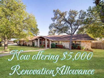 Living area at 806 Country Club RD - 4 bed 3 bath home