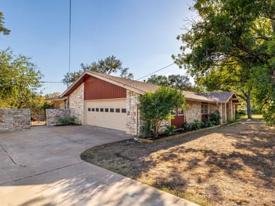 Primary bedroom at 806 Country Club RD - 4 bed 3 bath home