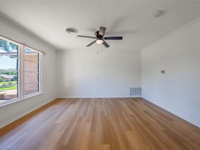 Living area at 807 Country Club RD - 3 bed 3 bath home