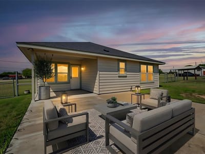Living area at 833 Thousand Oaks Trl - 3 bed 2 bath home