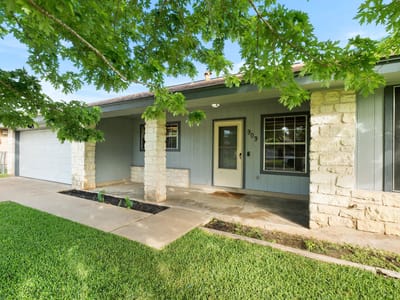 Living area at 909 Garden View DR - 3 bed 2 bath home