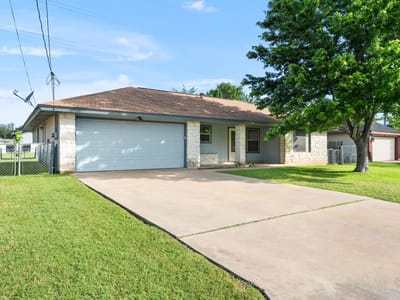 Kitchen at 909 Garden View DR - 3 bed 2 bath home
