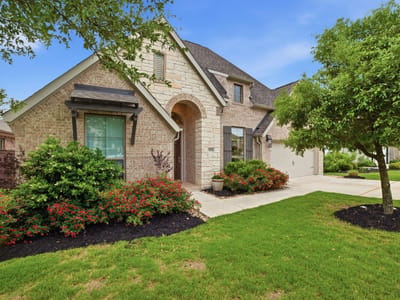 Living area at 924 Hornsby Holw - 4 bed 3 bath home