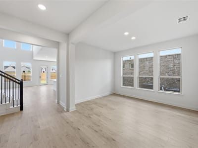 Living area at 933  Sunny Ridge Dr - 6 bed 4 bath home