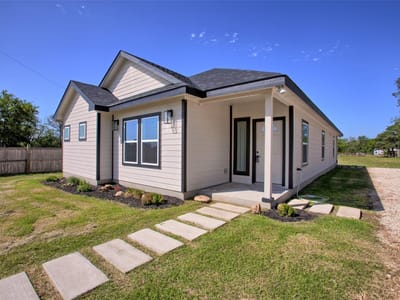 Living area at 956 S Highway 304 Hwy - 5 bed 3 bath home