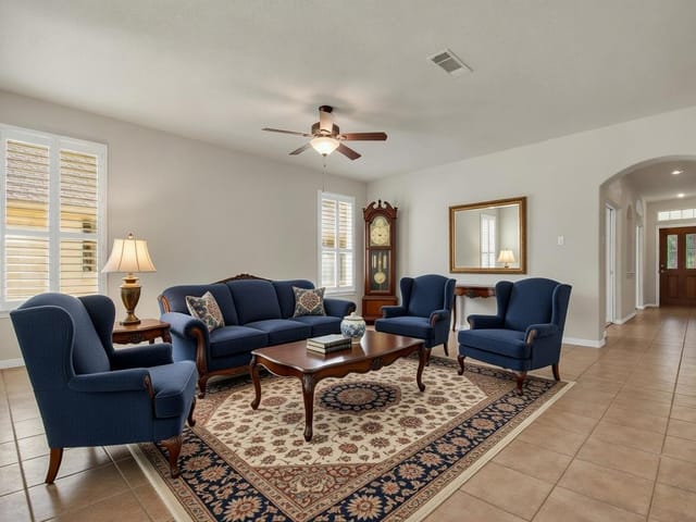 102 Lavaca Ln