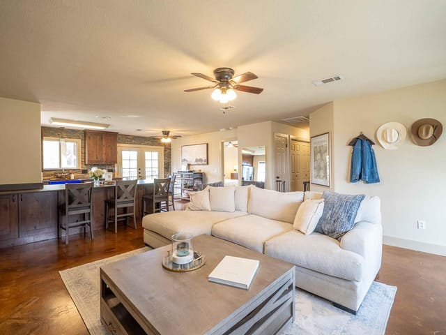 10212 Thomas Ln