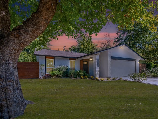 10429 Firethorn Ln