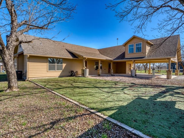 109 Pecan Orchard Ln