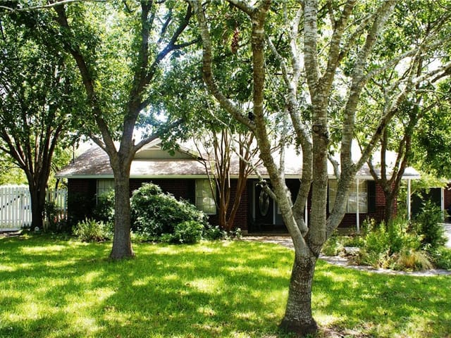 111 Roanoak DR