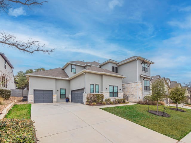 112 HOLLYTREE Ct
