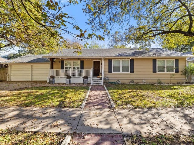 1221 S Austin Ave