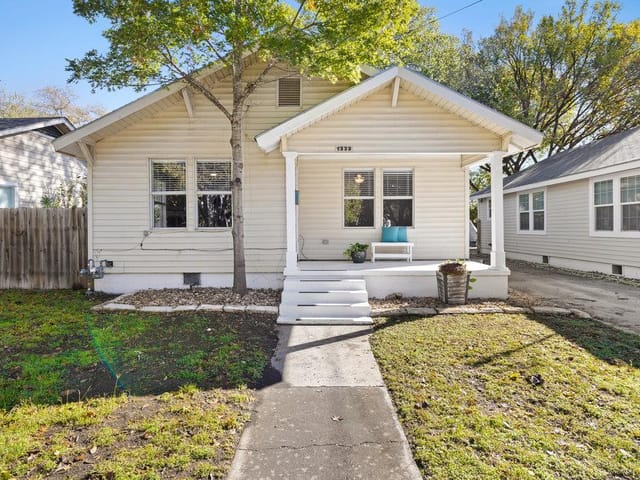1223, 1223 1/2 & 1225 S Austin Ave