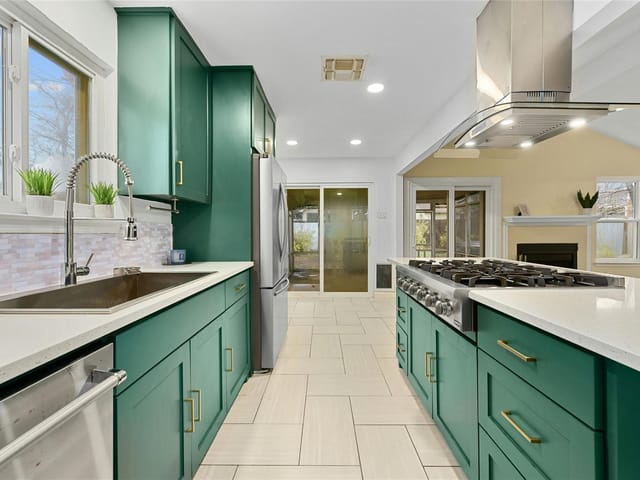 1302 Dominique Dr
