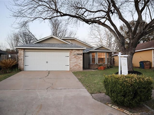 1308 Blakeney Ln