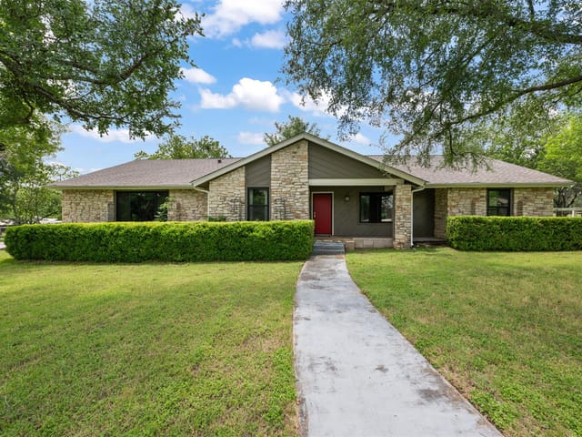 1600 Pin Oak LN