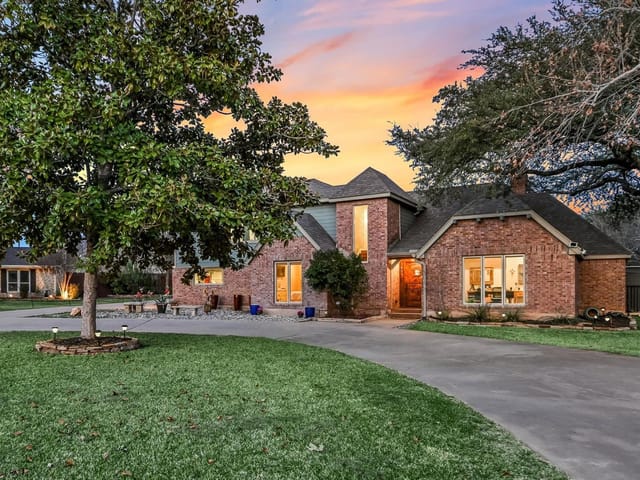 1801 Sun Lake