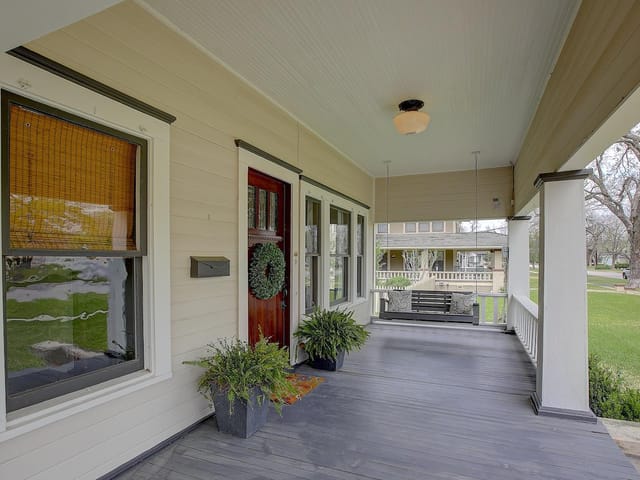 1806 S Main St