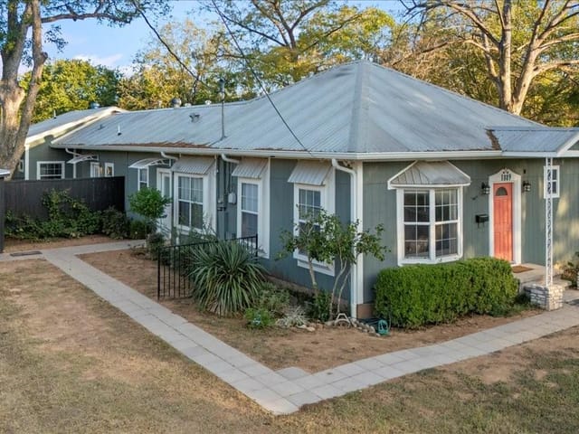1809  Main St