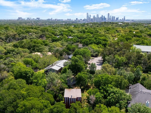 20 N Peak RD - front exterior - Luxury home in RIDGEWOOD VILLAGE | ROLLINGWOOD, West Lake Hills, TX