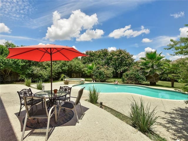 20528 Farm Pond LN